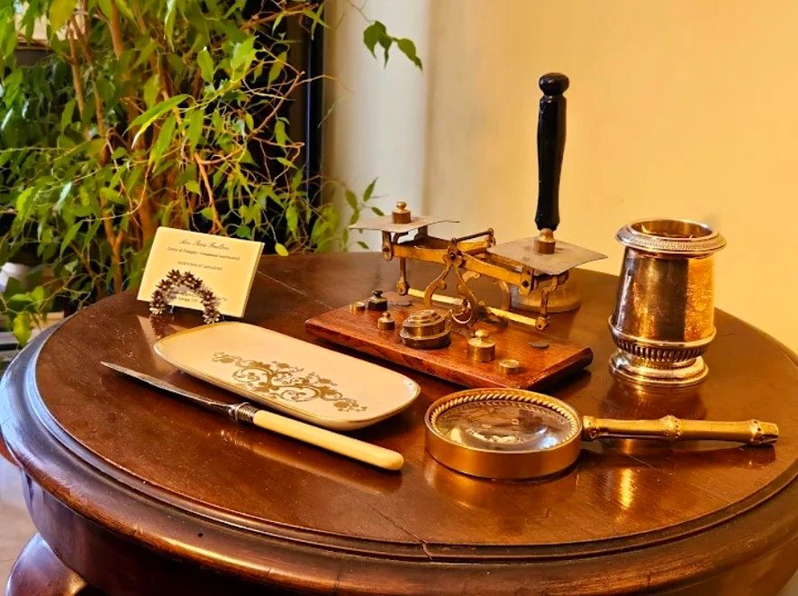 Dettaglio della scrivania dello studio